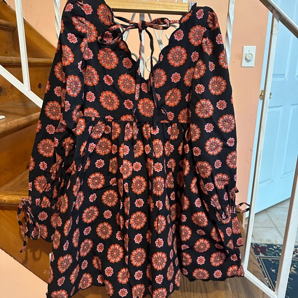 ASOS DESIGN Petite twill scallop babydoll dress mini in retro floral print - Picture 8 of 12